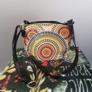 PREOWNED BEAUTIFUL WOMANS NOATD VINYL/FABRIC PURSE. BLACK, YELLOW